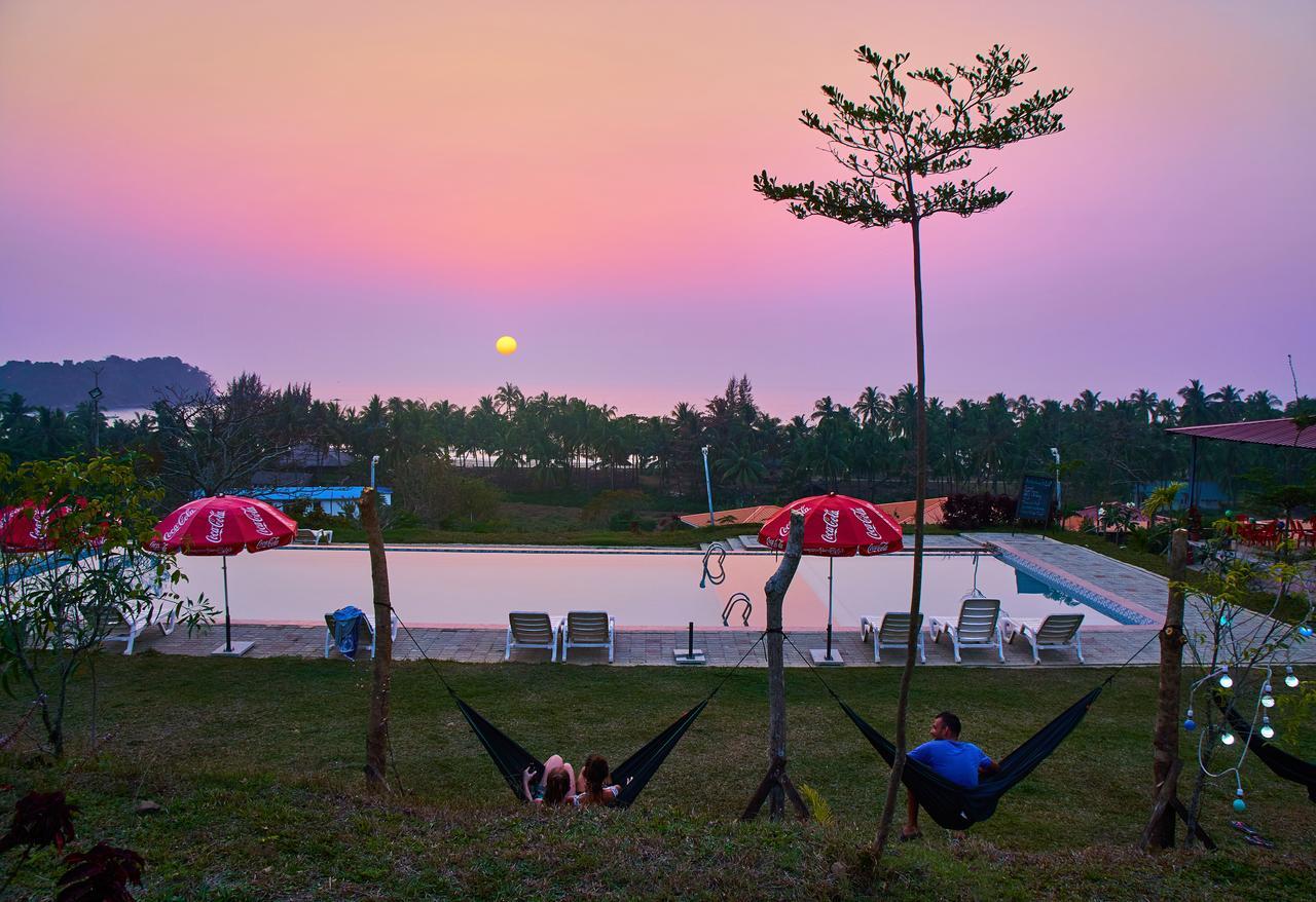 Lover View Pool Bar & Bungalows Ngwesaung Exterior photo